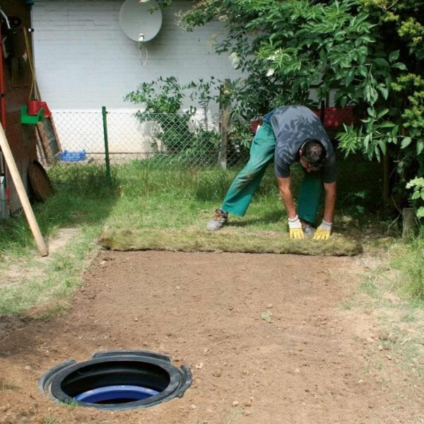 Couvrir la citerne d'eau nordique avec des tapis de gazon