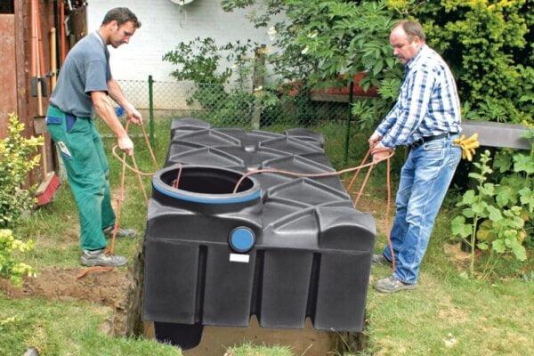 installation d'une citerne eau de pluie souterrain avec 2 personnes