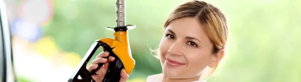 Femme souriante utilisant une cuve à mazout avec pompe pour un ravitaillement en carburant pratique et sécurisé.