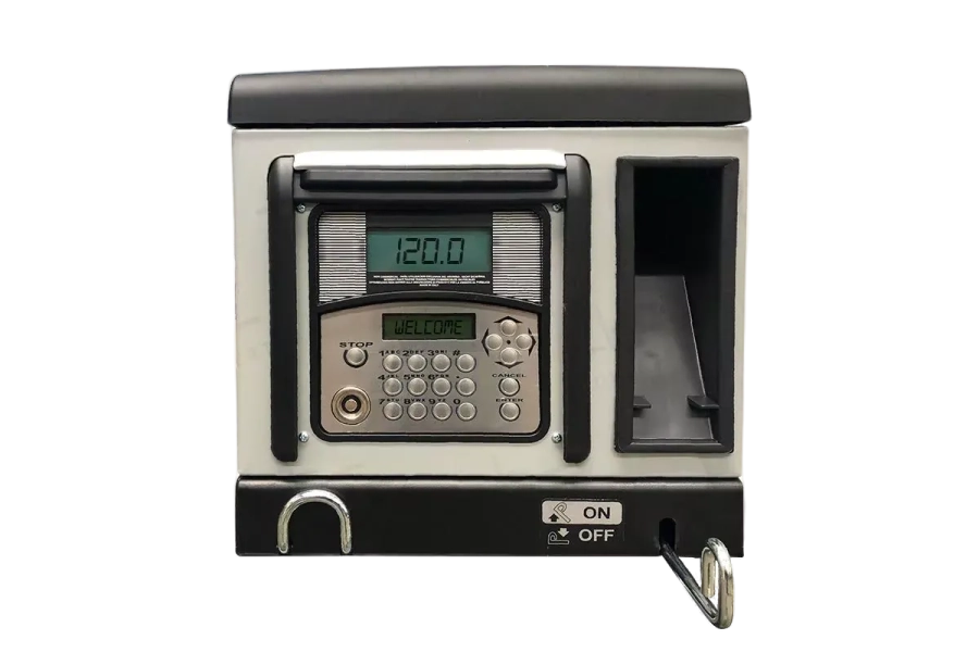 Pompe à mazout avec gestion des données intégrée, affichant un écran numérique et des commandes pour le suivi et la sécurisation du ravitaillement en carburant.